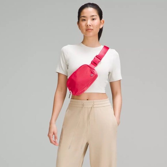 NWT Everywhere Belt Bag 1L - Picture 1 of 7